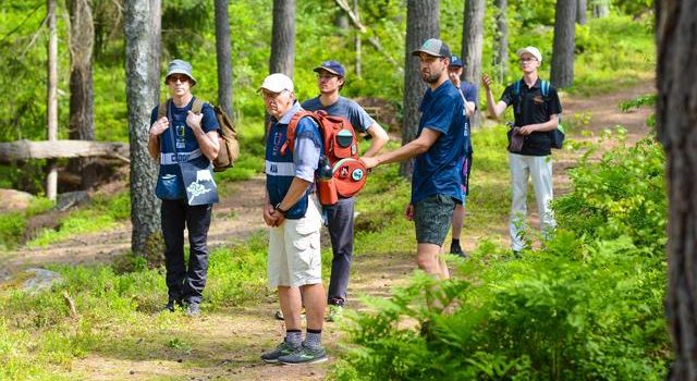 Uit de krant: Rienk (32) en Kees (68) uit Heerenveen reizen met camper droom achterna voor discgolf